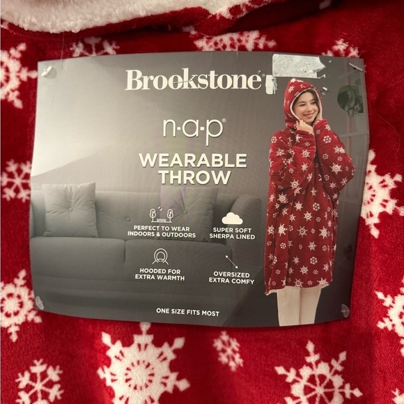 Brookstone Red Wearable Throw with Snowflakes One Size Fits Most - Picture 3 of 7